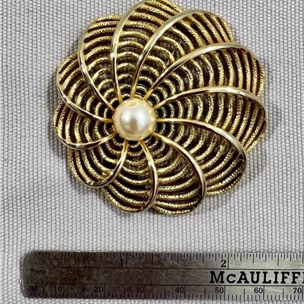 Vintage costume jewelry - gold tone and Pearl Brooch - Picture 10 of 10